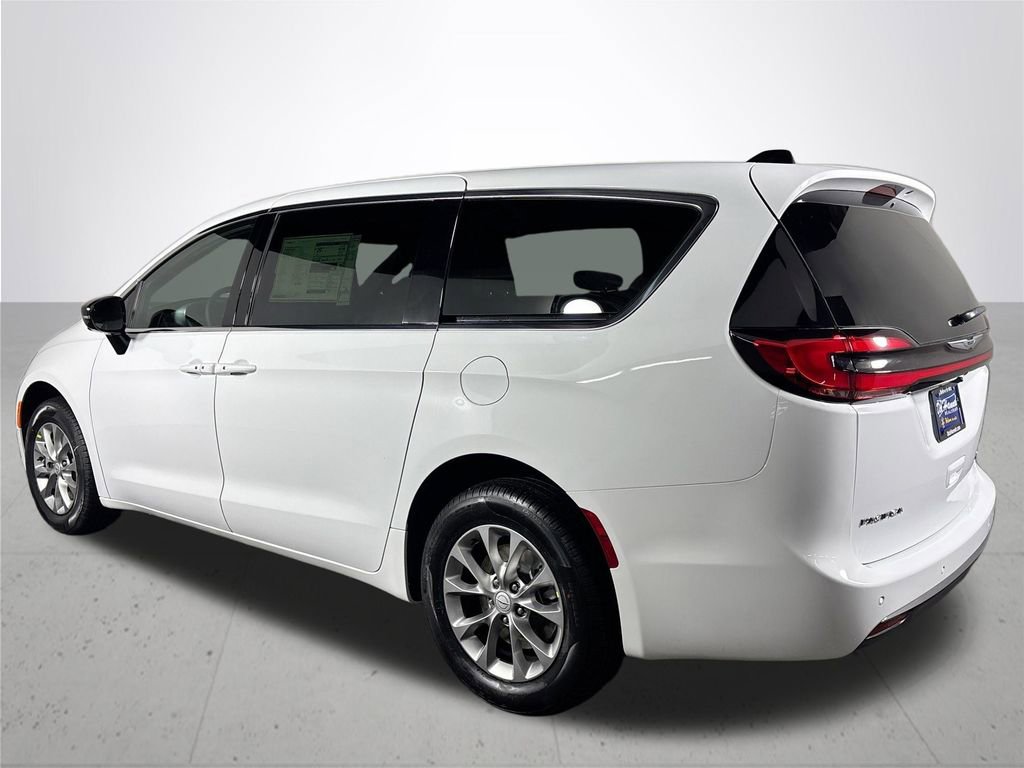 New 2026 Chrysler Pacifica Limited image 8