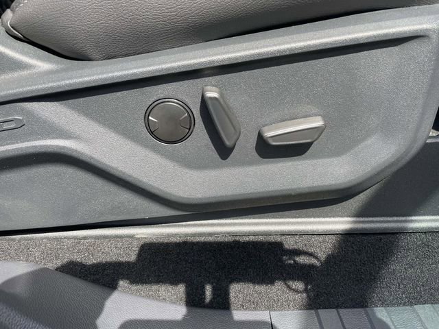 New 2026 Ford F250 Lariat w/ Black Appearance Package image 31