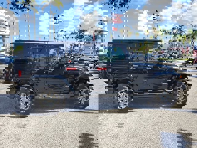 Certified 2016 Jeep Wrangler Unlimited Rubicon w/ Connectivity Group image 8
