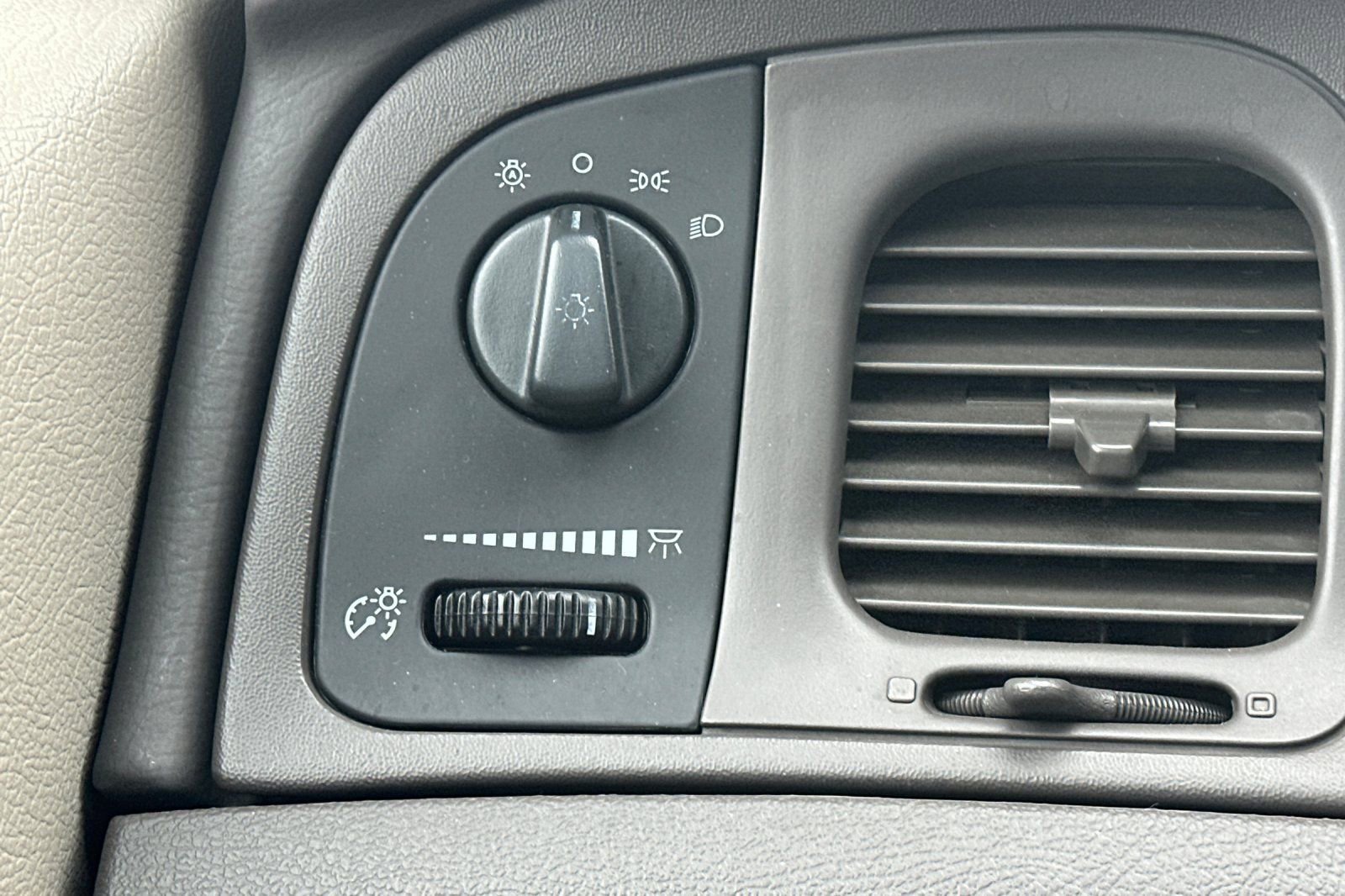 Used 2011 Mercury Grand Marquis LS image 28