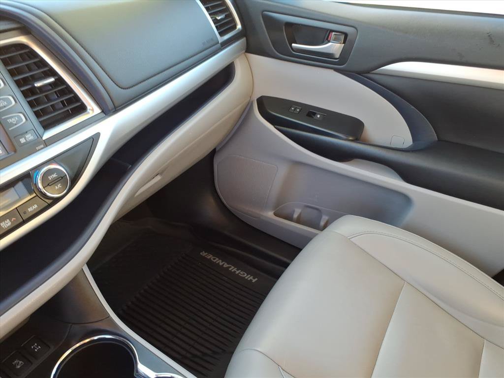 Used 2019 Toyota Highlander XLE AWD/4WD image 36