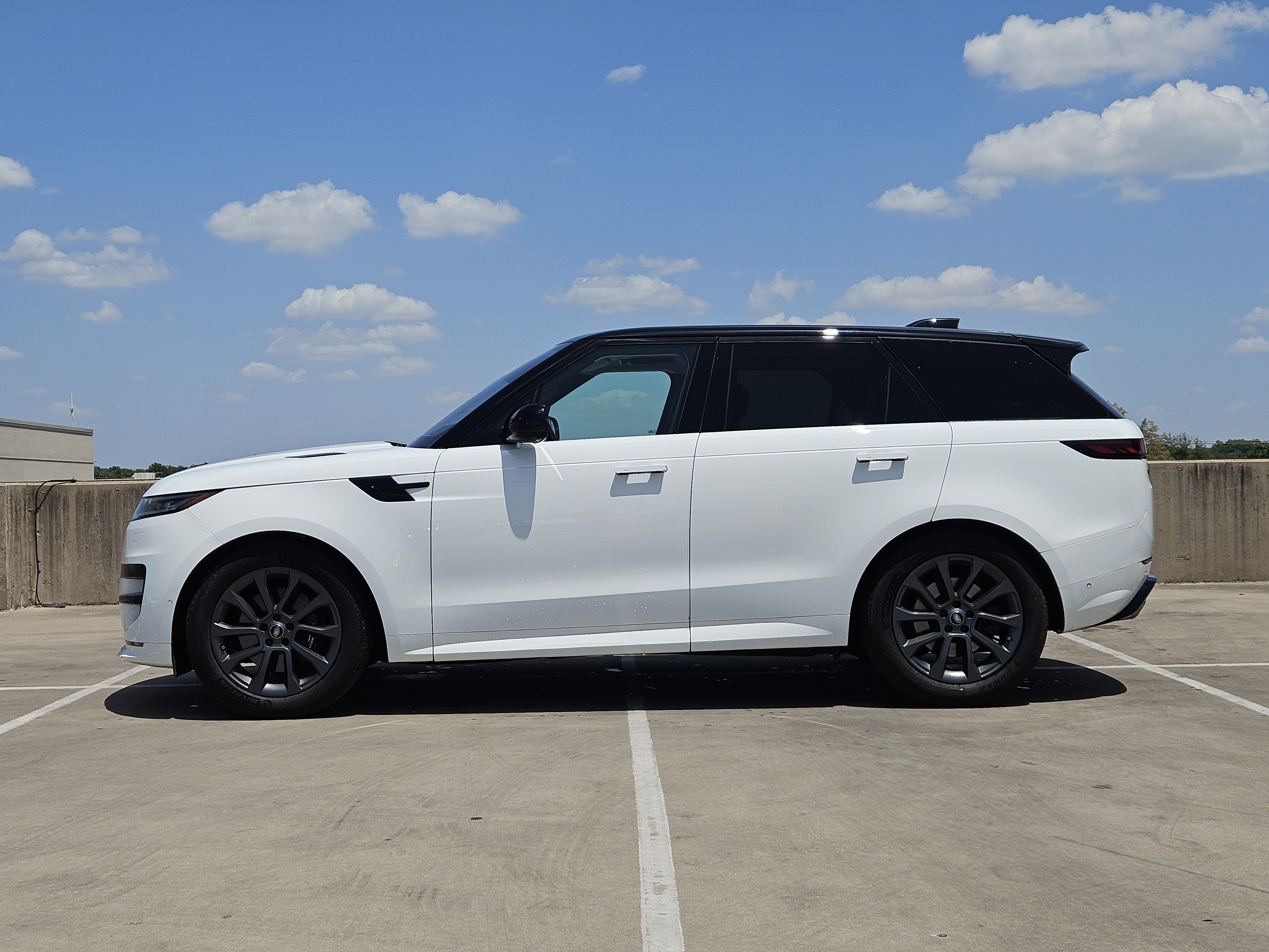 Used 2023 Land Rover Range Rover Sport SE Dynamic AWD/4WD image 2
