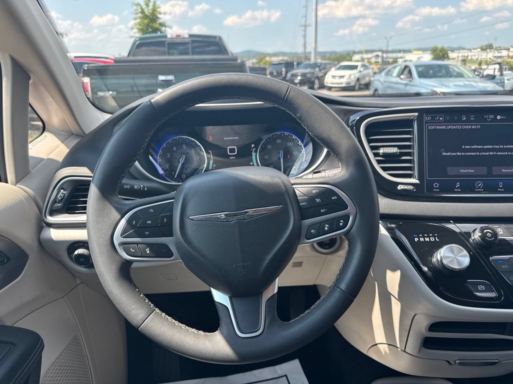 Used 2023 Chrysler Pacifica Touring-L FWD image 18