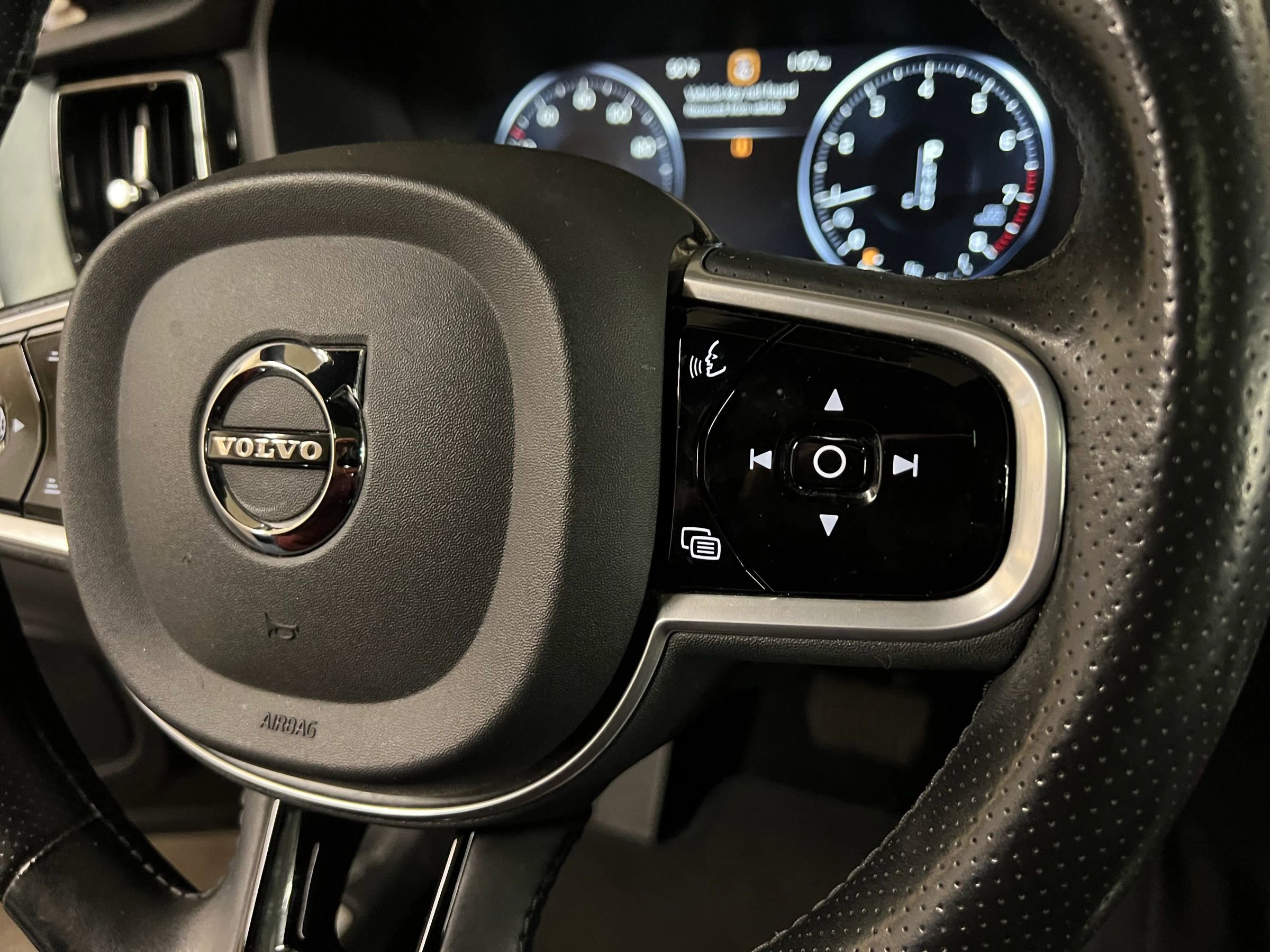 Used 2018 Volvo XC60 T6 Momentum w/ Convenience Package AWD/4WD image 17