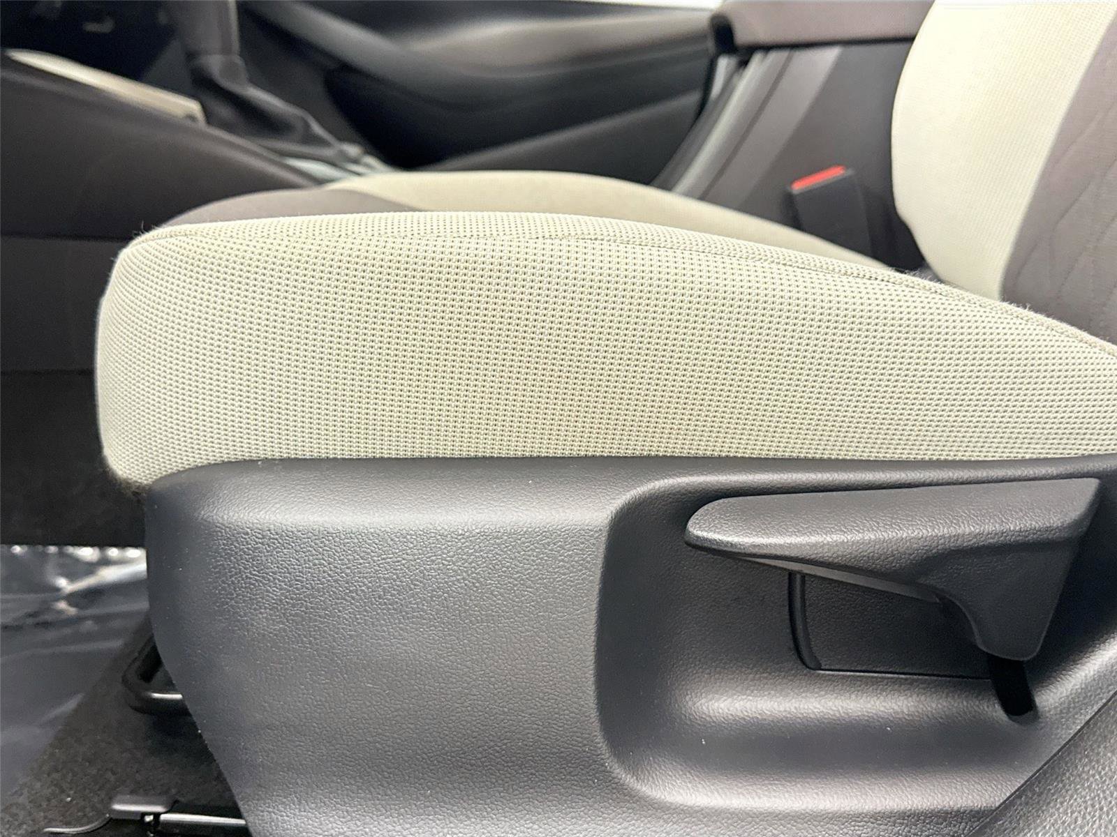 Used 2025 Toyota Corolla LE image 29