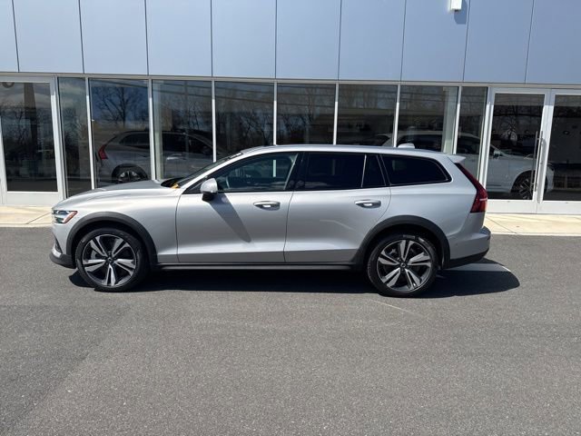 Certified 2025 Volvo V60 B5 Cross Country Plus image 2