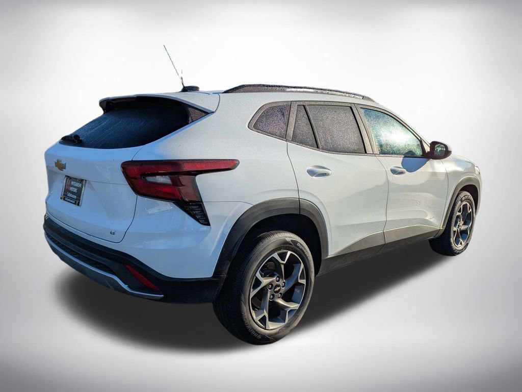 Used 2025 Chevrolet Trax LT w/ LT Convenience Package FWD image 4