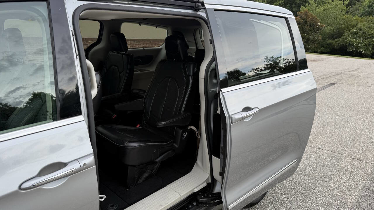 Used 2018 Chrysler Pacifica Limited image 13