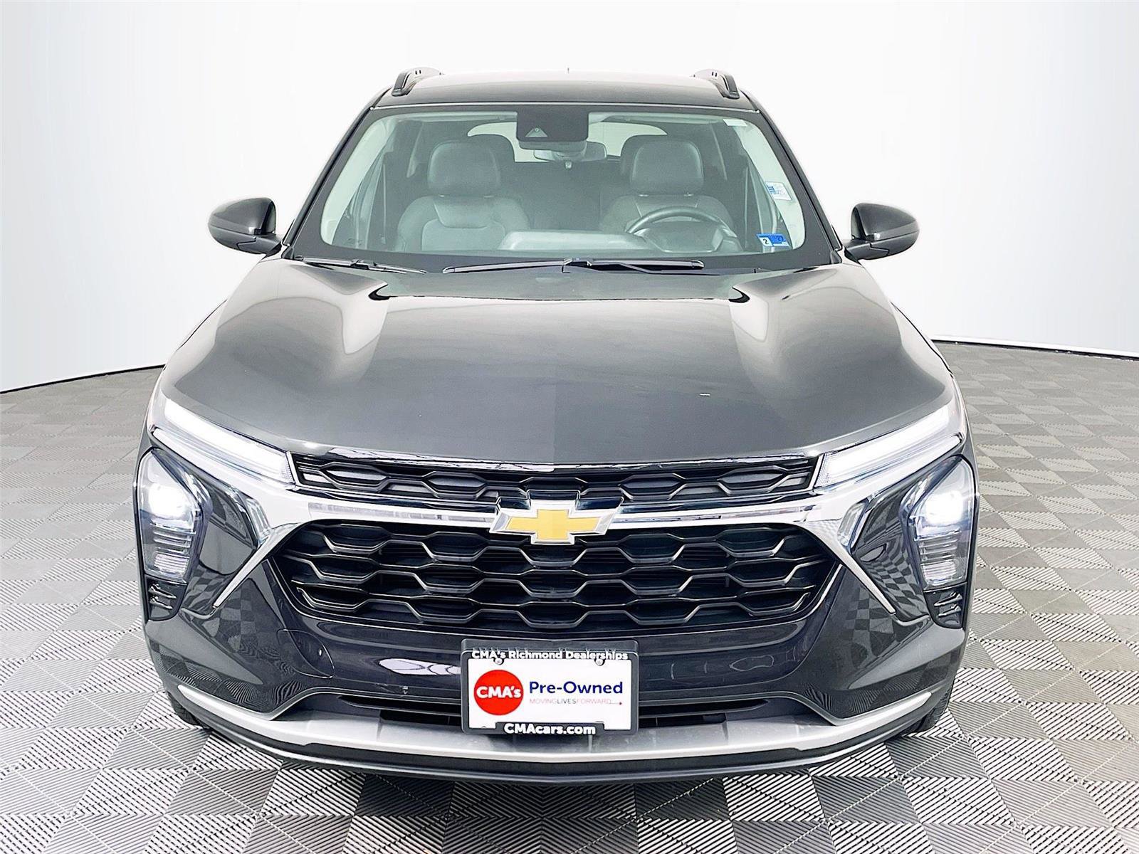 Used 2025 Chevrolet Trax LT w/ LT Convenience Package image 2