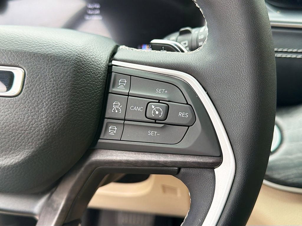 Used 2023 Jeep Grand Cherokee Limited w/ Luxury Tech Group II RWD image 38