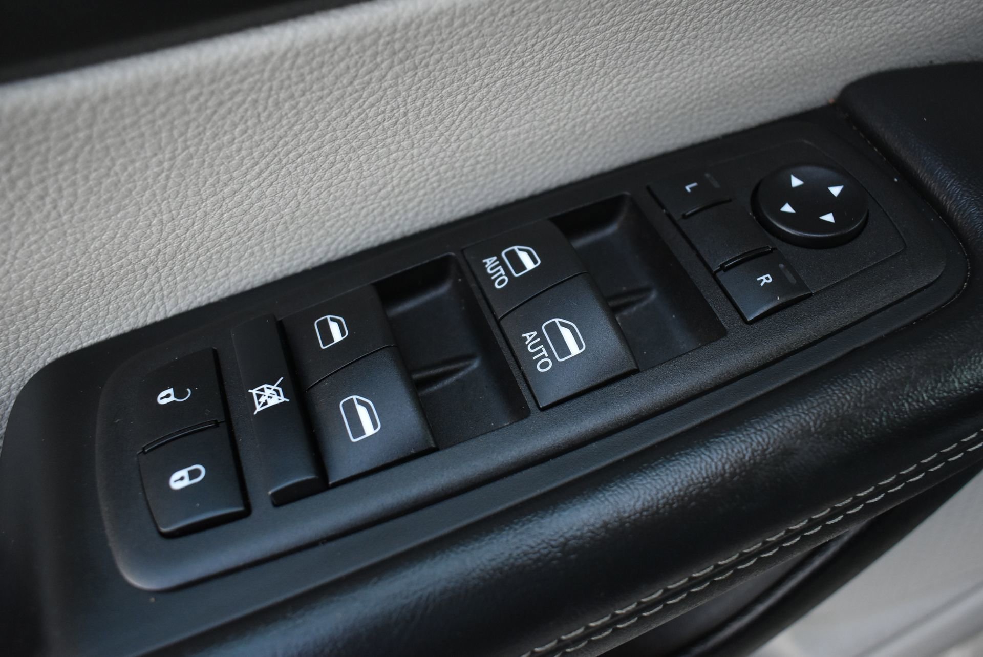 Used 2024 Chrysler Pacifica Touring-L FWD image 12
