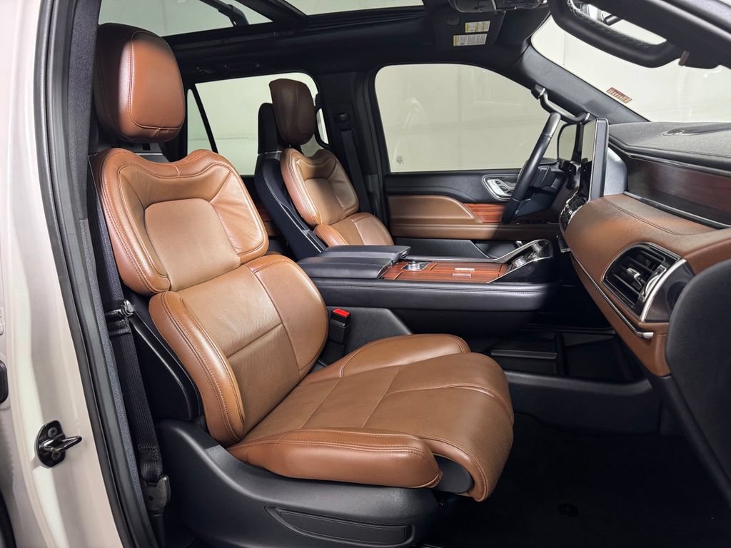 Used 2024 Lincoln Navigator Reserve w/ Monochromatic Package AWD/4WD image 9