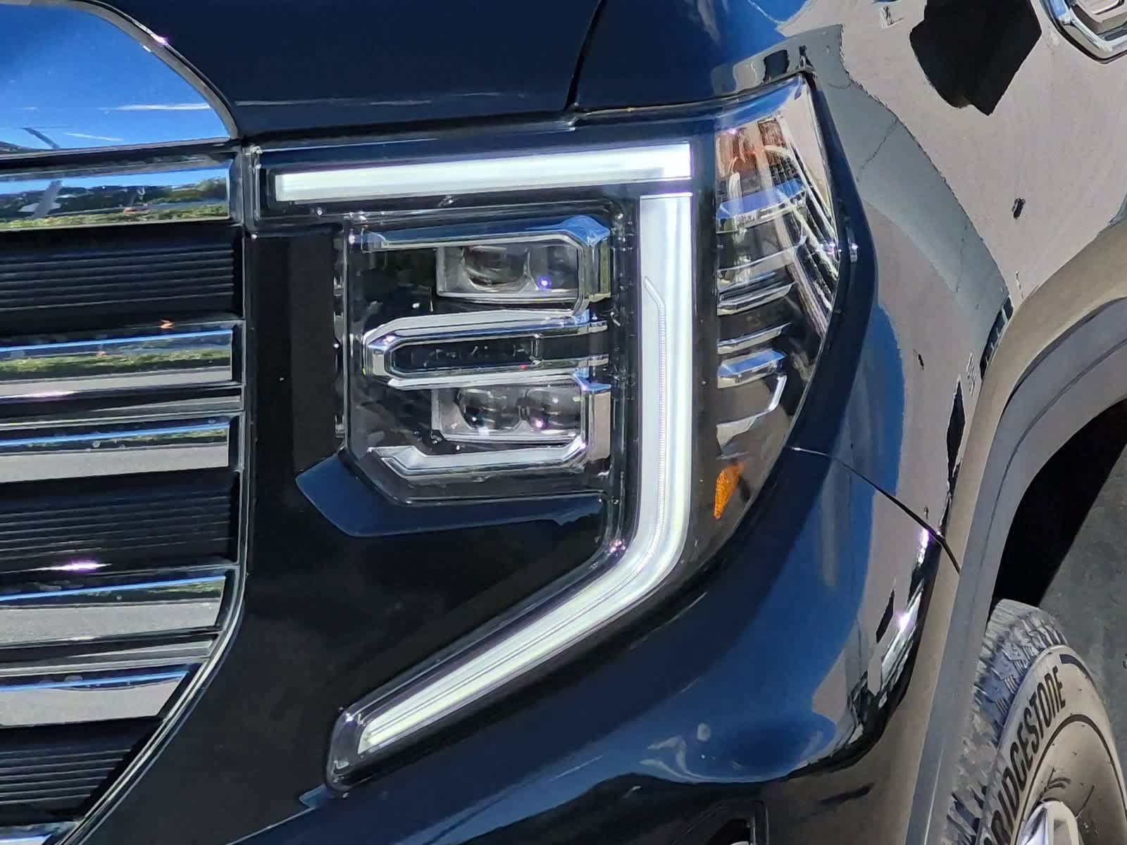 Used 2025 GMC Sierra 1500 SLT w/ SLT Premium Package AWD/4WD image 11