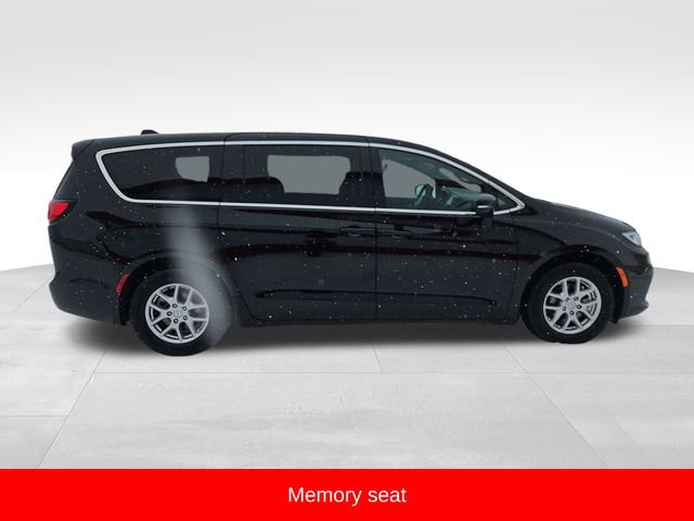 Used 2025 Chrysler Pacifica Select image 8