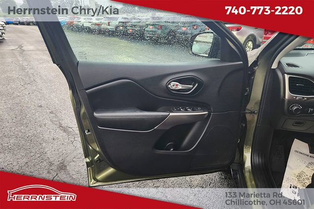 Used 2021 Jeep Cherokee Latitude w/ Mopar Interior Package AWD/4WD image 12