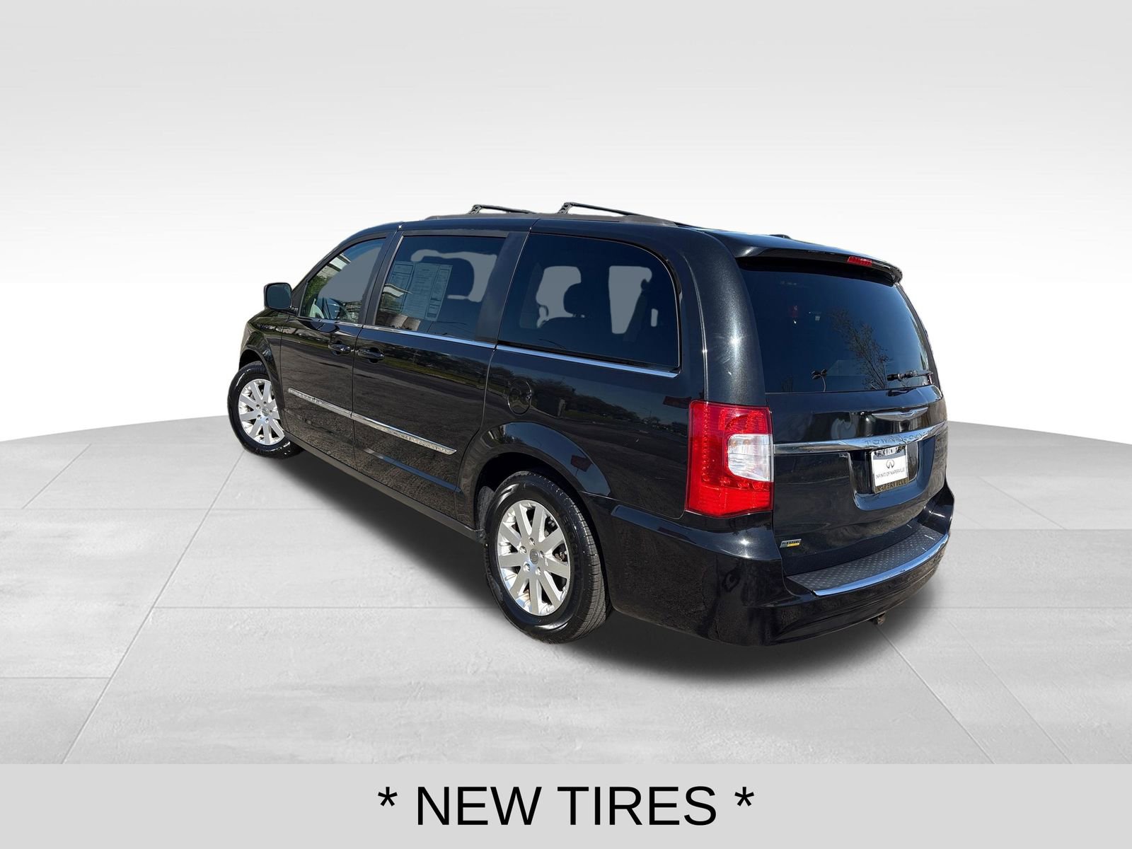 Used 2016 Chrysler Town & Country Touring FWD image 3