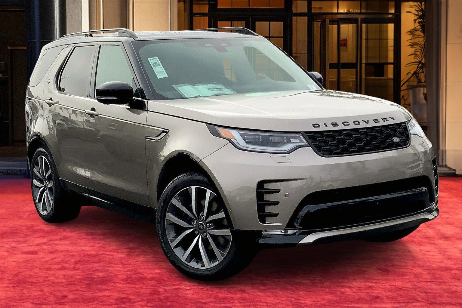 New 2025 Land Rover Discovery Dynamic SE image 3