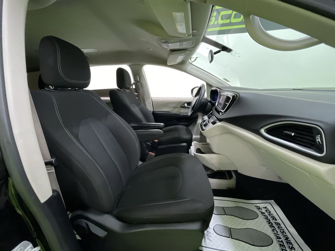 Used 2022 Chrysler Voyager LX image 27