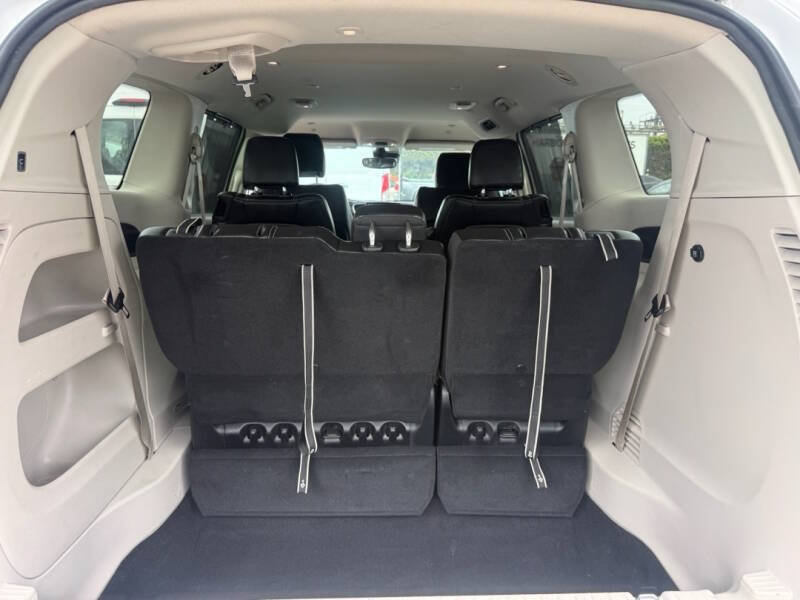 Used 2024 Chrysler Pacifica Touring-L FWD image 15