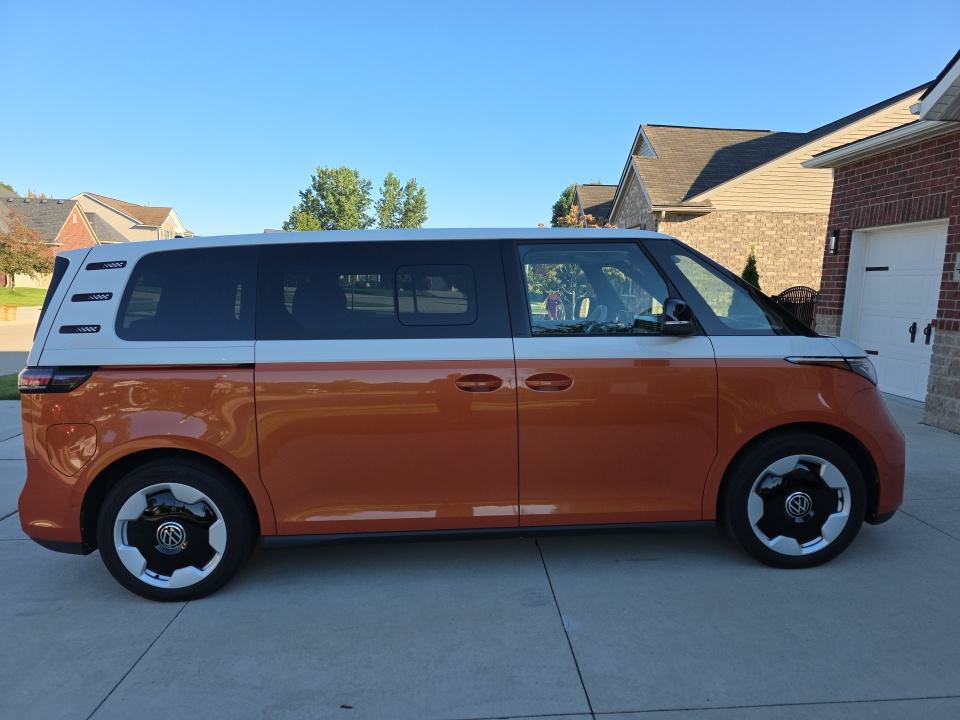 Used 2025 Volkswagen ID. Buzz Pro S Plus AWD/4WD image 27