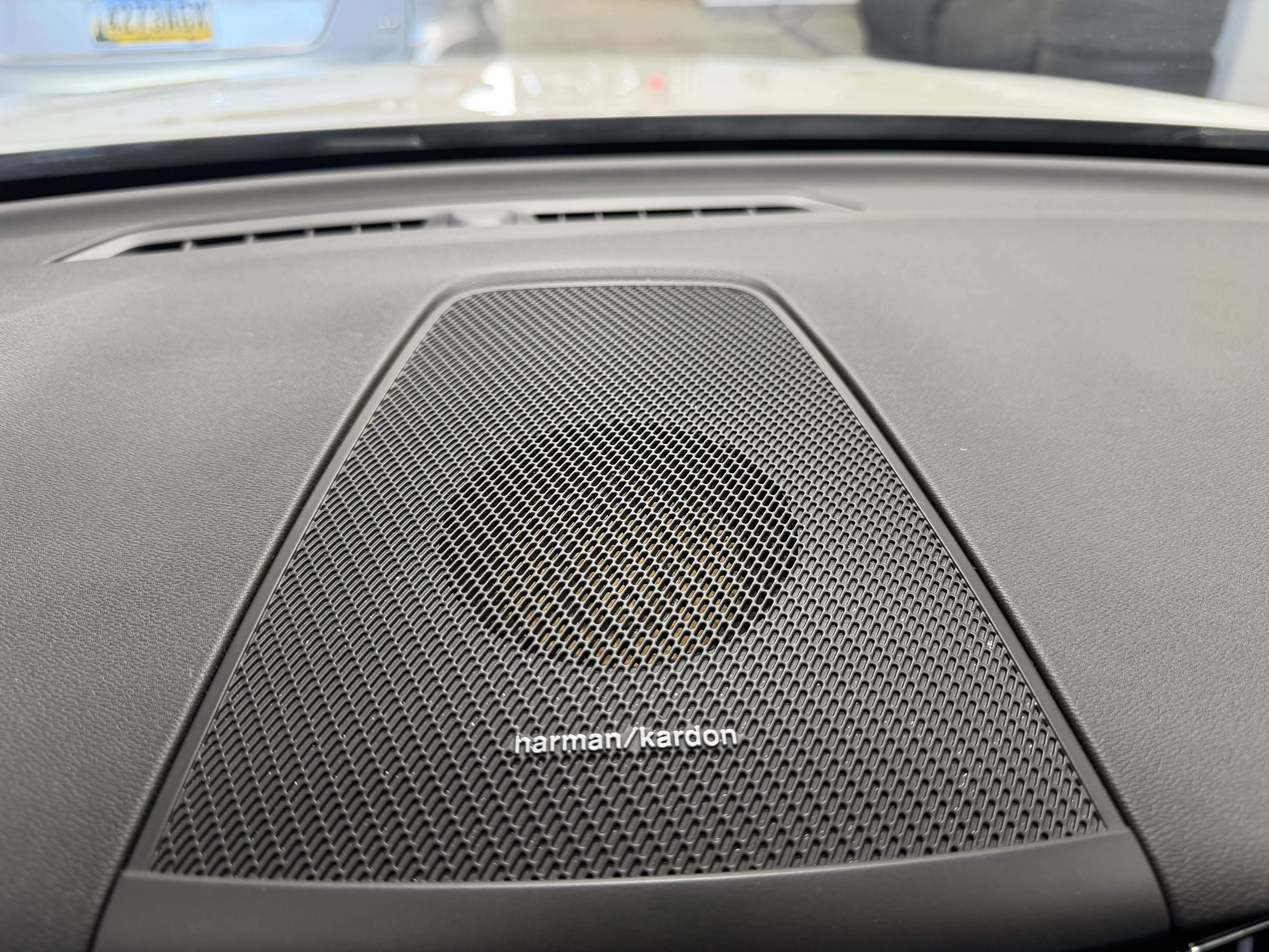 Used 2019 Volvo XC60 T5 Momentum w/ Multimedia Package image 15