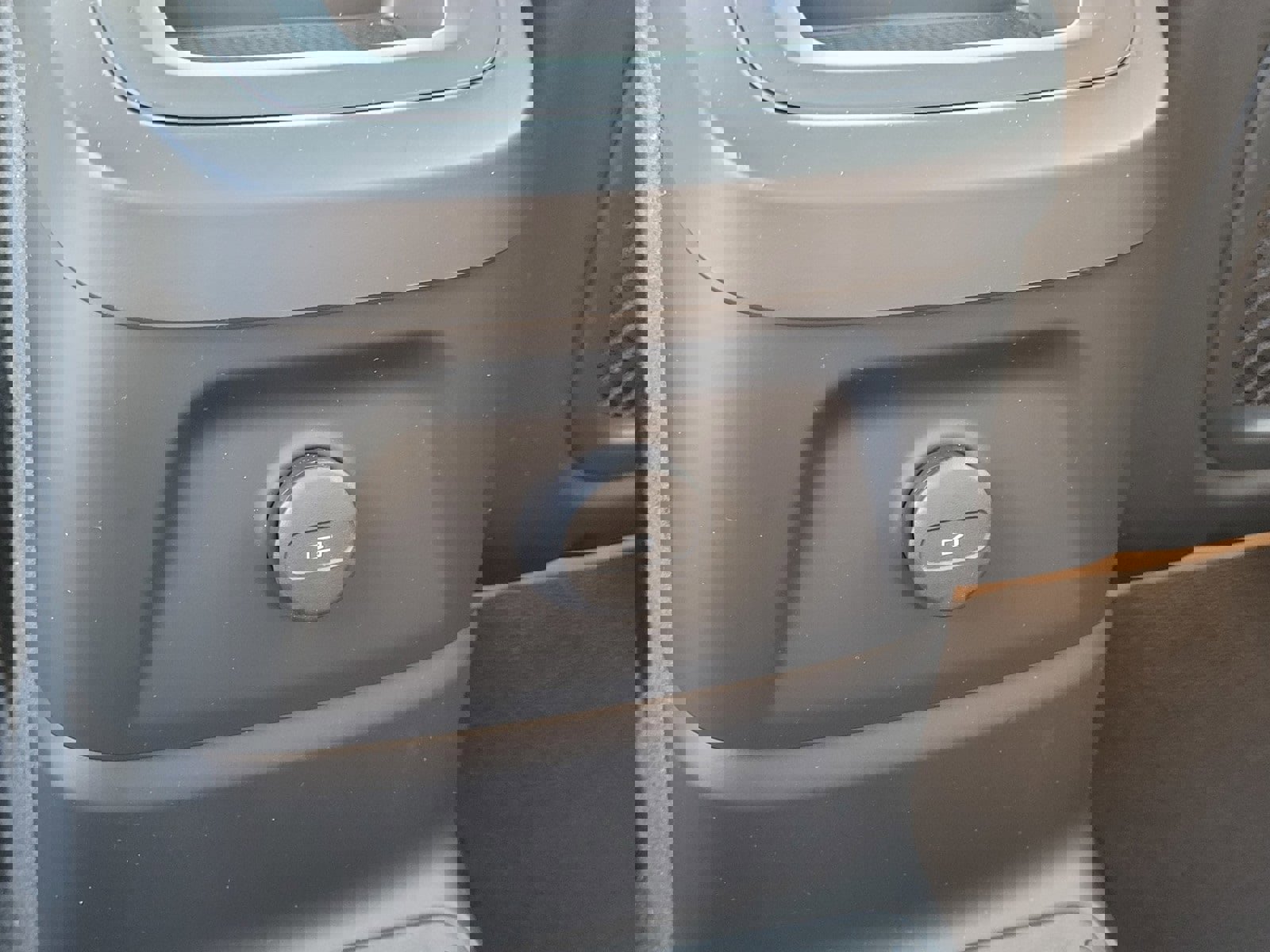 Certified 2024 Volvo XC60 T8 Ultimate w/ Protection Package Premier image 14