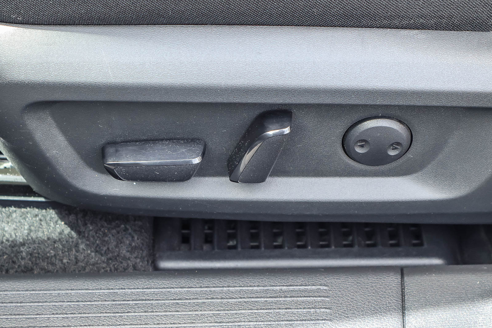Used 2024 Nissan Rogue SV FWD image 10