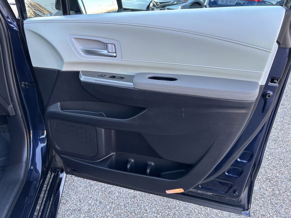 Used 2025 Toyota Sienna XLE image 39