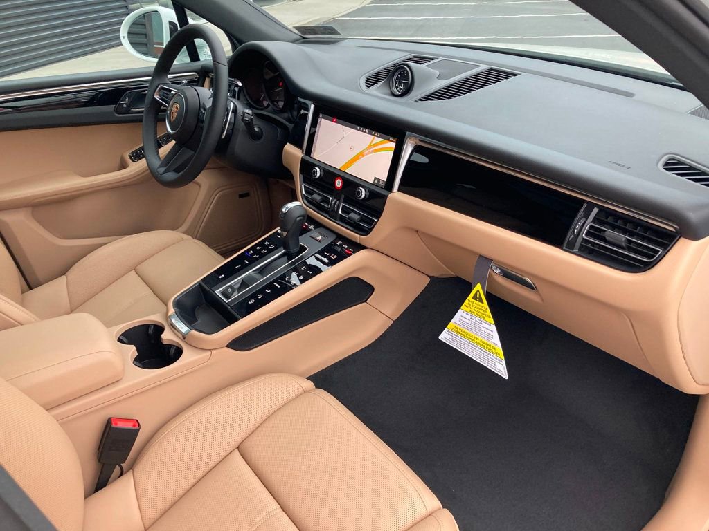 Used 2025 Porsche Macan AWD image 32