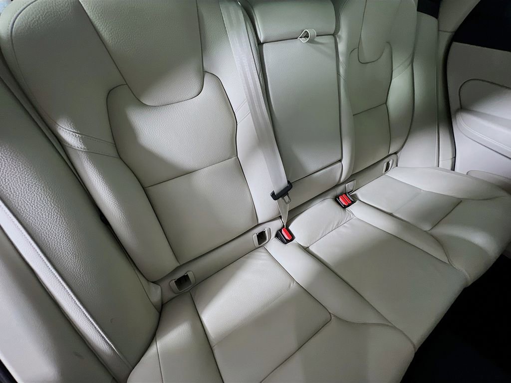 Used 2023 Volvo XC60 T8 Plus image 28