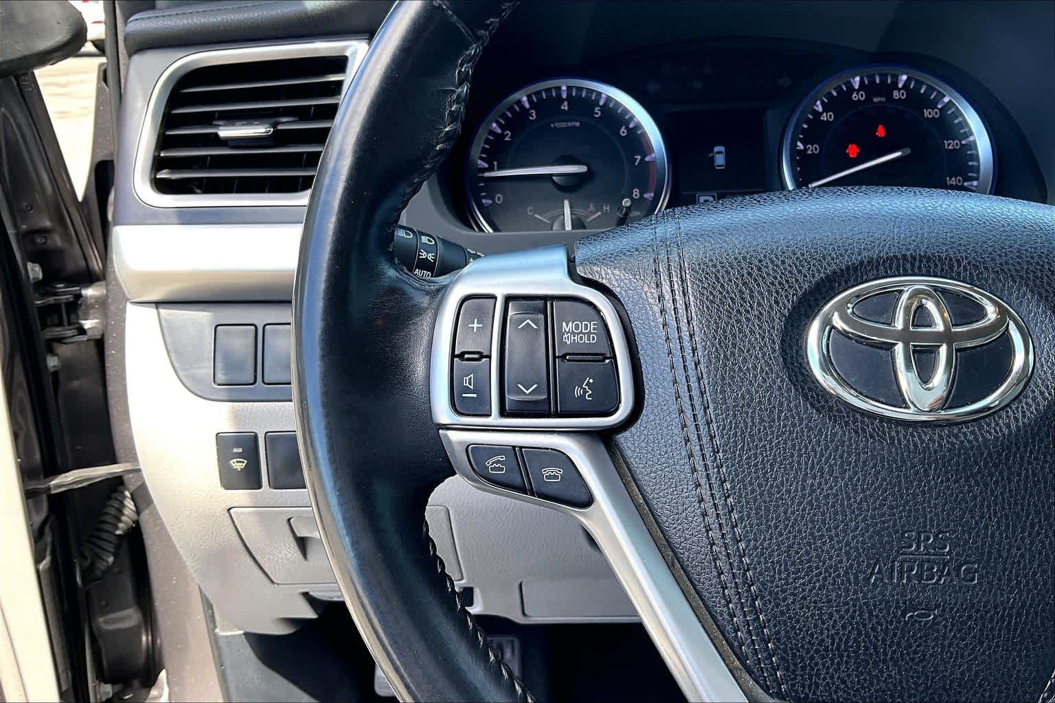 Used 2015 Toyota Highlander Plus FWD image 22