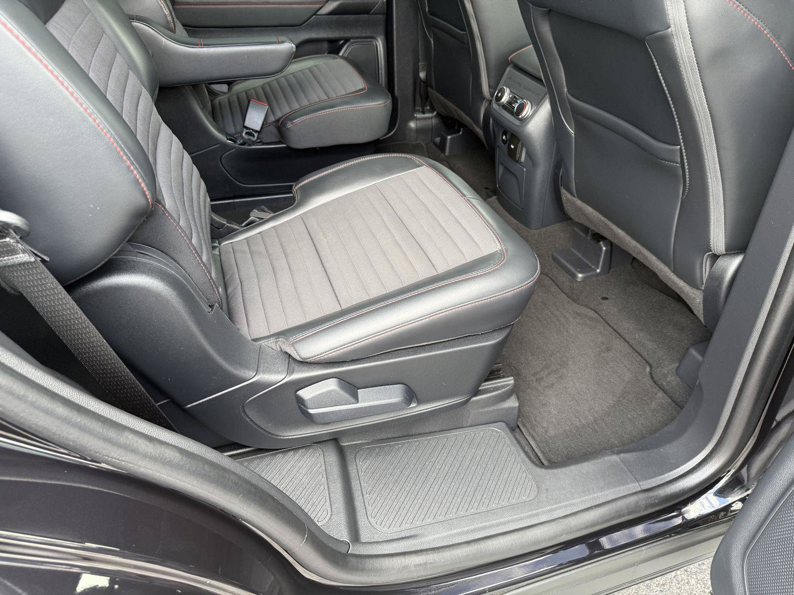 Used 2025 Ford Explorer ST-Line AWD/4WD image 27