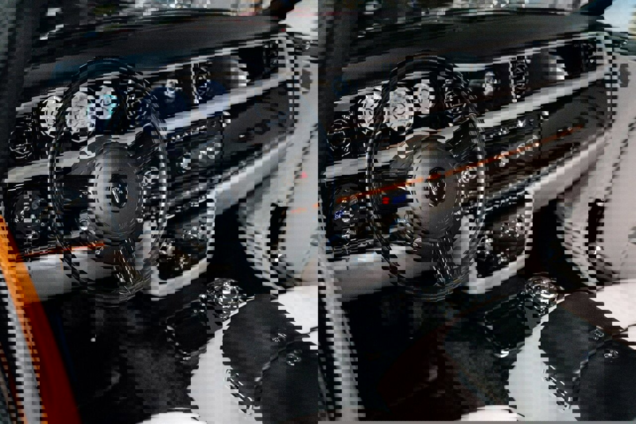 Used 2015 Rolls-Royce Phantom Drophead Coupe image 15