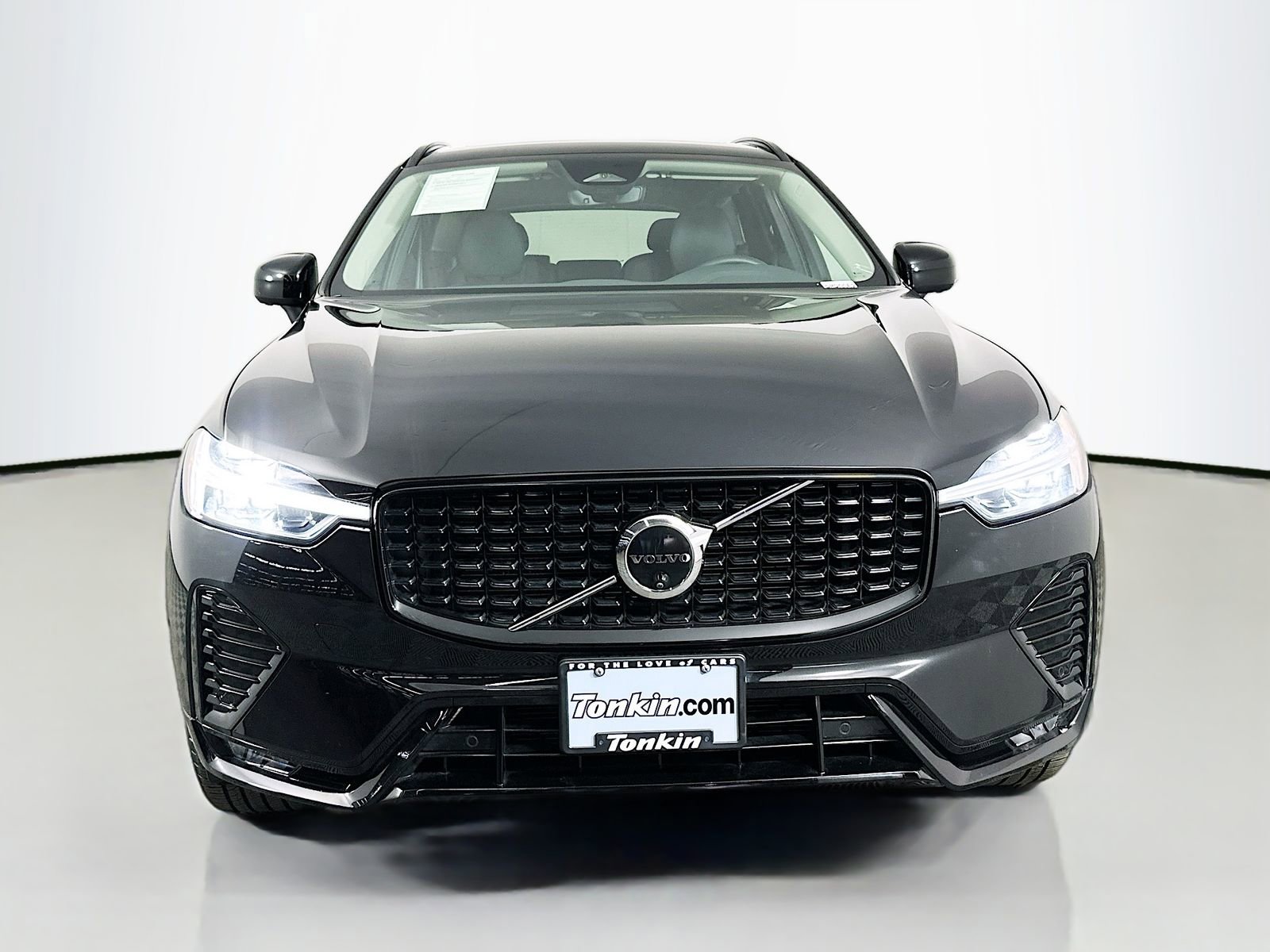 Used 2025 Volvo XC60 B5 Plus image 2