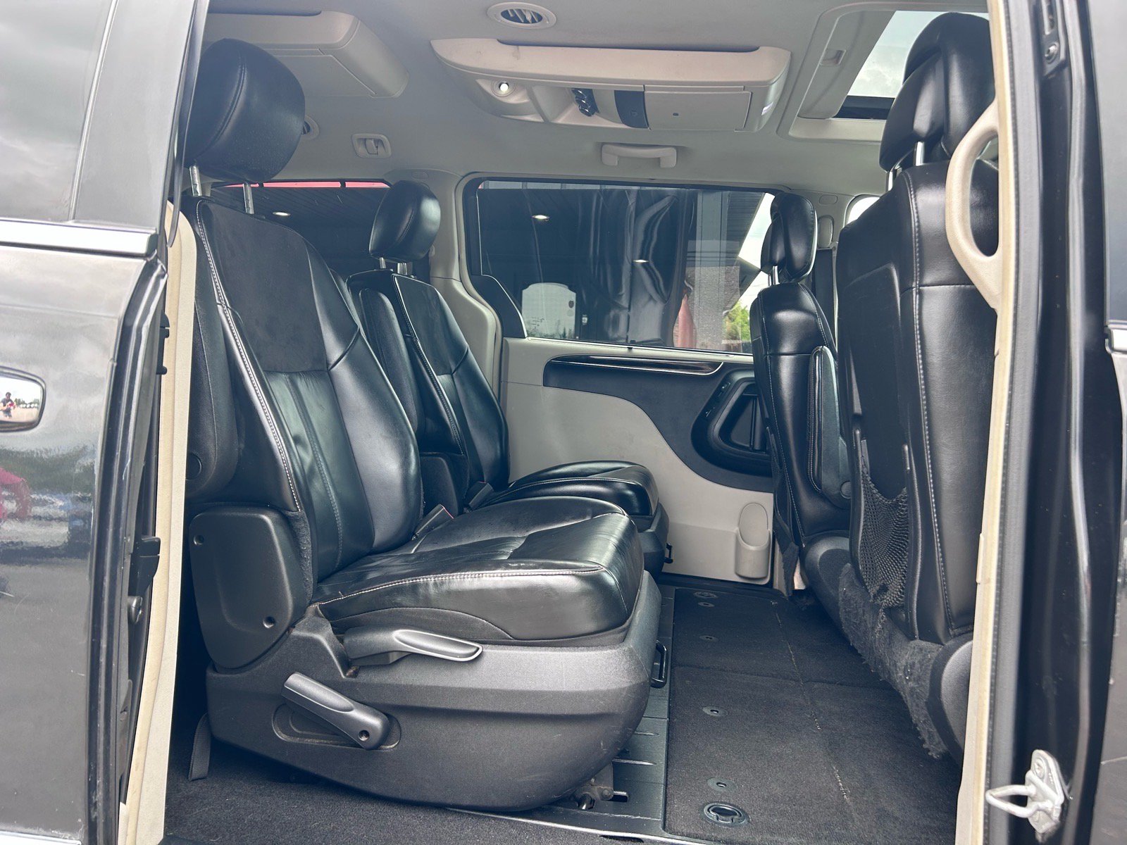 Used 2016 Chrysler Town & Country Limited Platinum FWD image 14