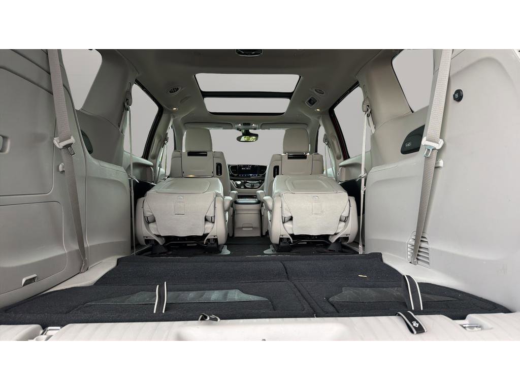 Used 2021 Chrysler Pacifica Limited w/ Uconnect Theater Family Group FWD image 18