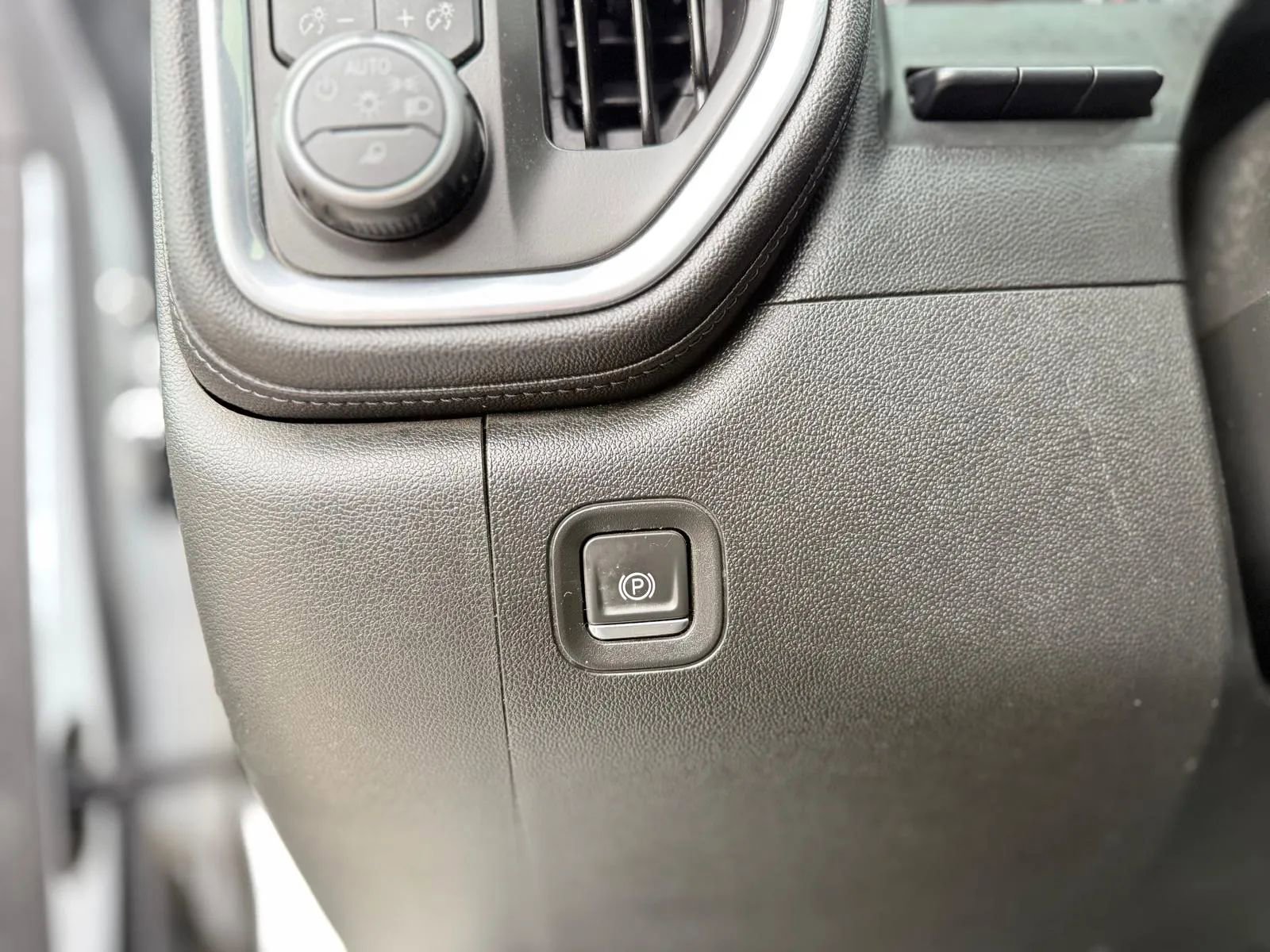 Used 2020 Chevrolet Silverado 2500 LTZ w/ LTZ Plus Package image 31