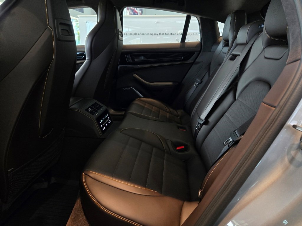 Certified 2025 Porsche Panamera GTS image 18