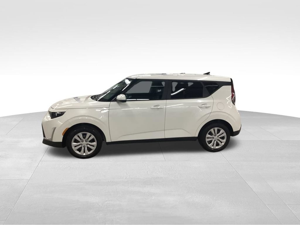 Used 2023 Kia Soul LX FWD image 2