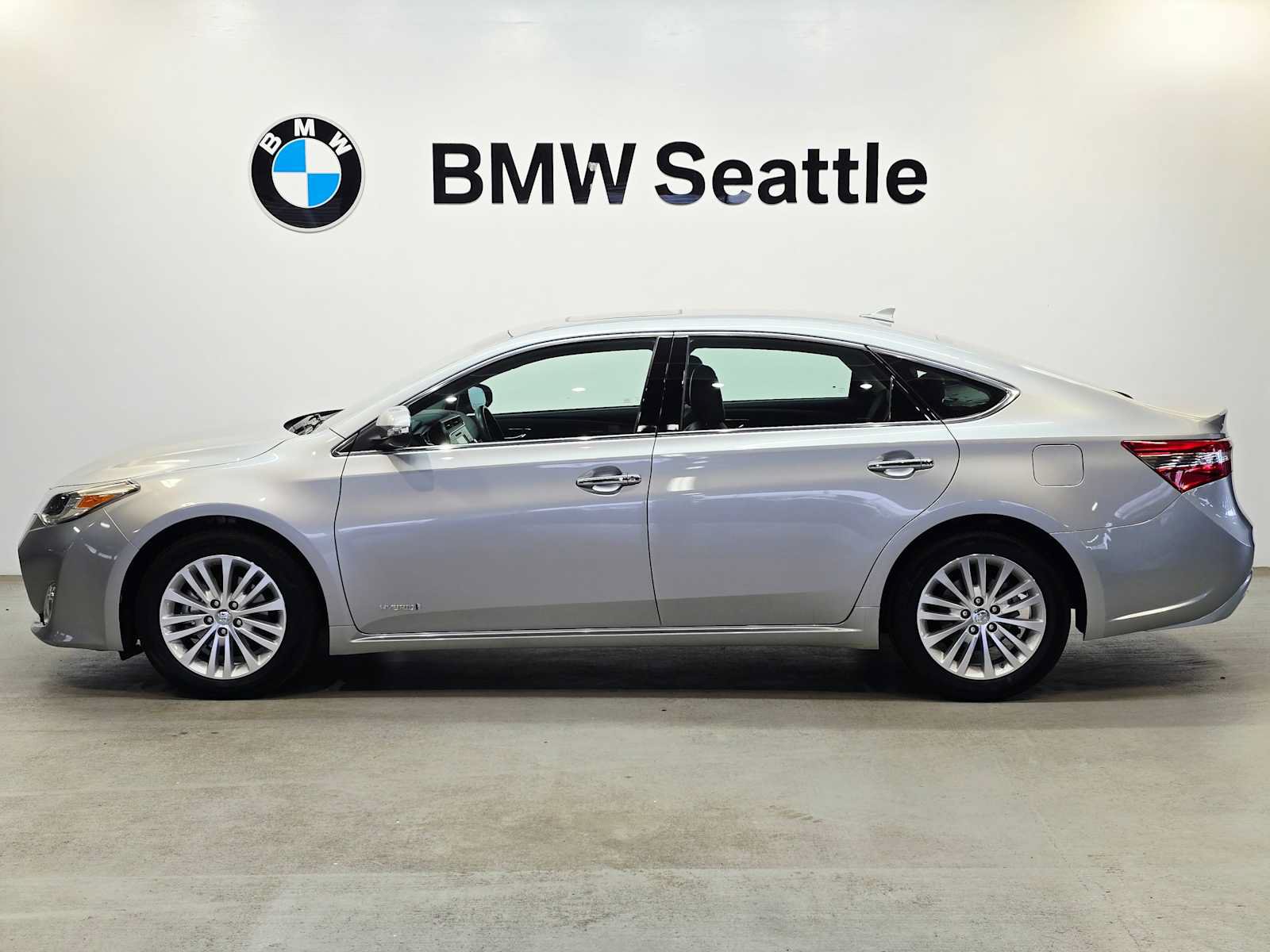 Used 2015 Toyota Avalon Limited FWD image 3