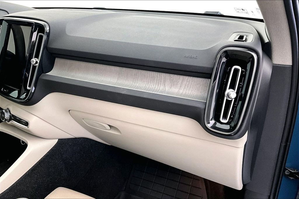 Used 2023 Volvo XC40 B5 Ultimate w/ Protection Package Premier image 21