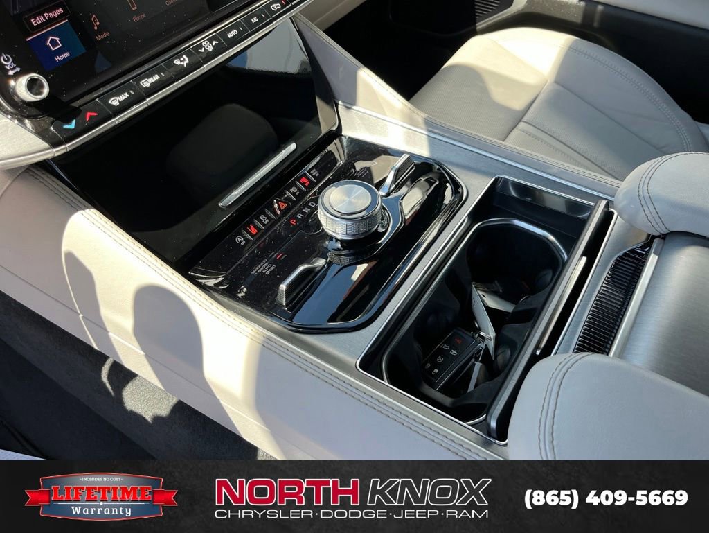Used 2025 Jeep Wagoneer Series III w/ Premium Group I AWD/4WD image 13