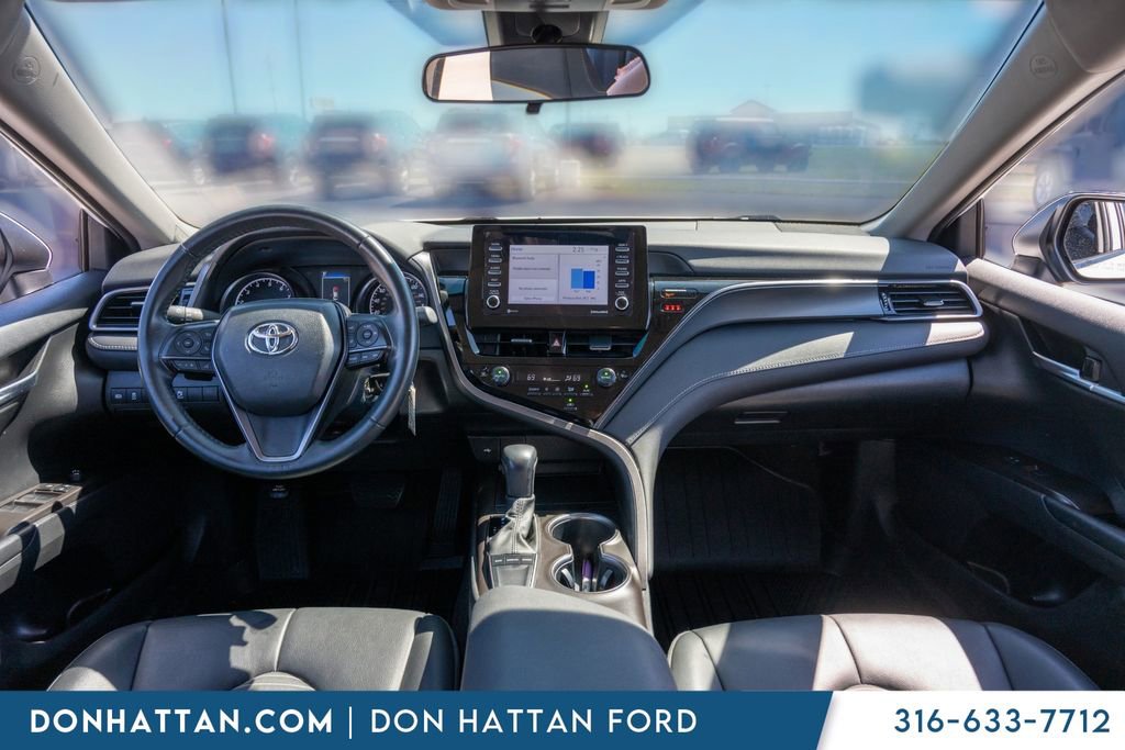 Used 2023 Toyota Camry SE image 3