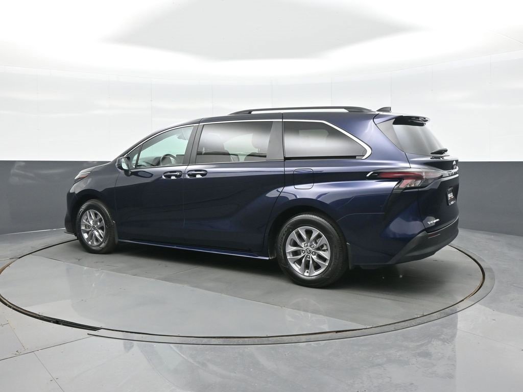Used 2025 Toyota Sienna LE image 5