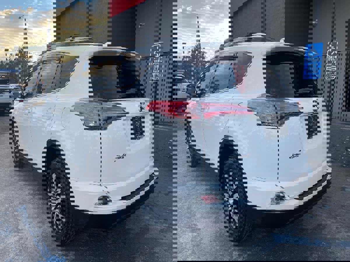 Used 2016 Toyota RAV4 LE image 7