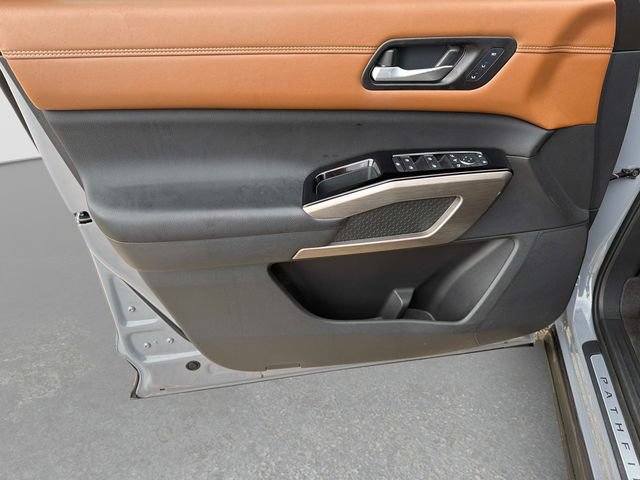 Used 2023 Nissan Pathfinder Platinum AWD/4WD image 17