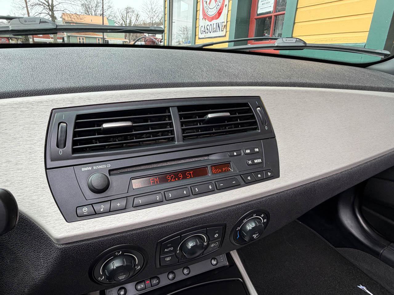 Used 2005 BMW Z4 2.5i image 26