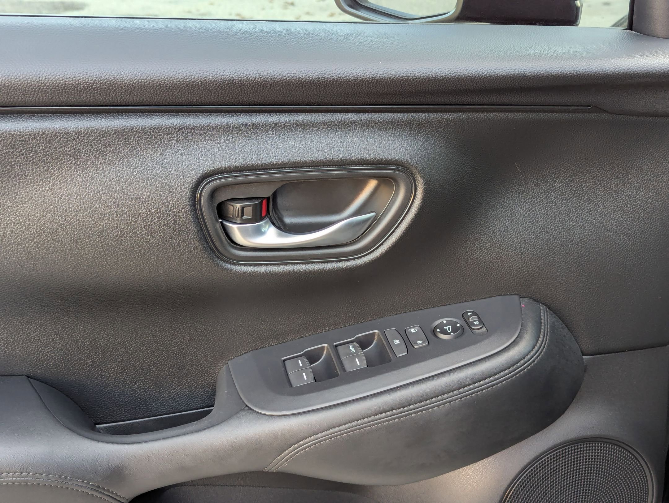 Used 2025 Honda HR-V LX image 12