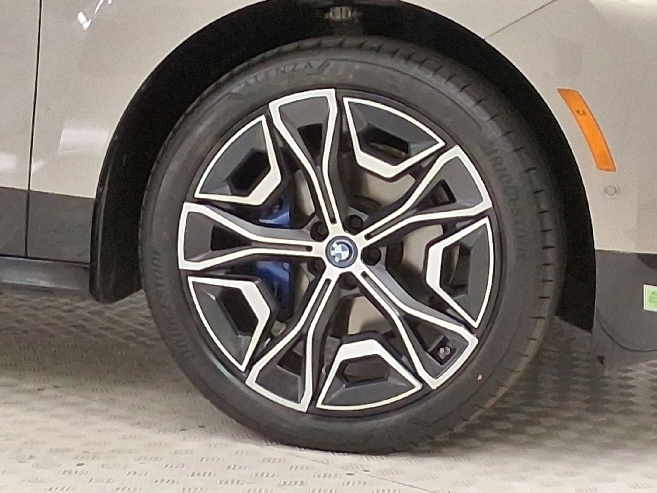 Used 2023 BMW iX xDrive50 w/ Sport Package image 10