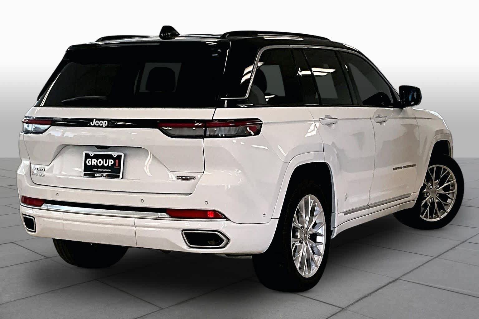 Used 2025 Jeep Grand Cherokee Summit w/ MOPAR Finishing Package AWD/4WD image 12